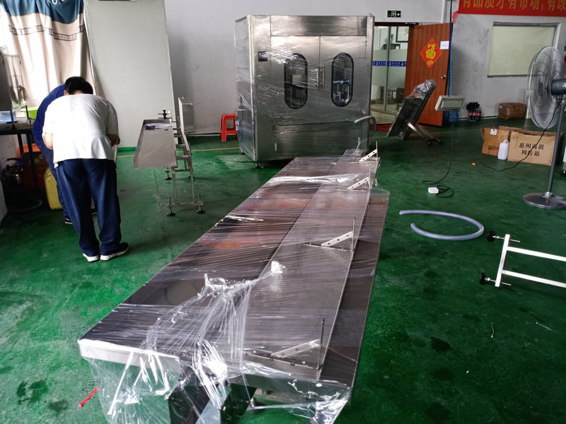 自動液體灌裝機與市場同步走，滿足快捷式出產(chǎn)